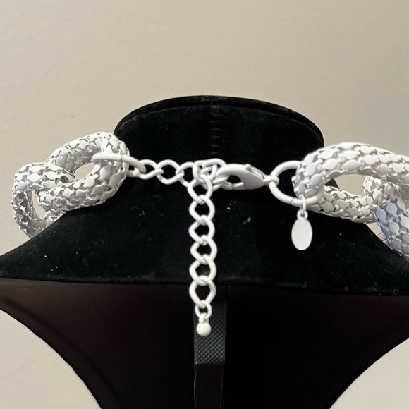 White oversized rope linked necklace - Picture 4 of 5